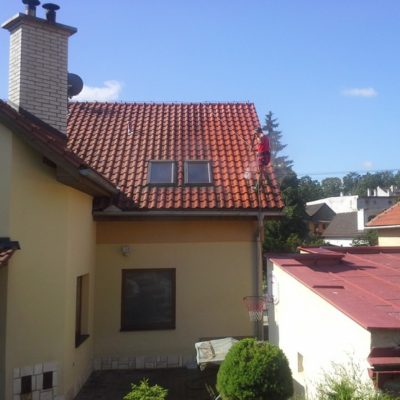 Čistenie strechy od lyšajov a machu - Poprad - ProRoof